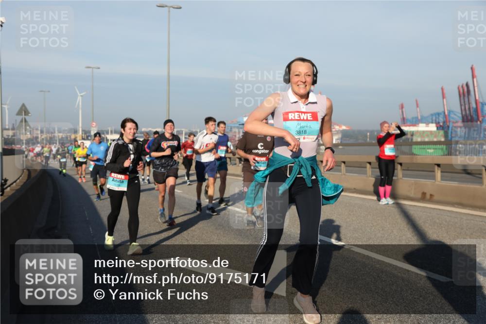 03.10.2025 - Köhlbrandbrückenlauf Yannick Fuchs http://msf.ph/oto/9175171 03.10.2025 08:44:48 Position 2 1679, 3818 meine-sportfotos.de