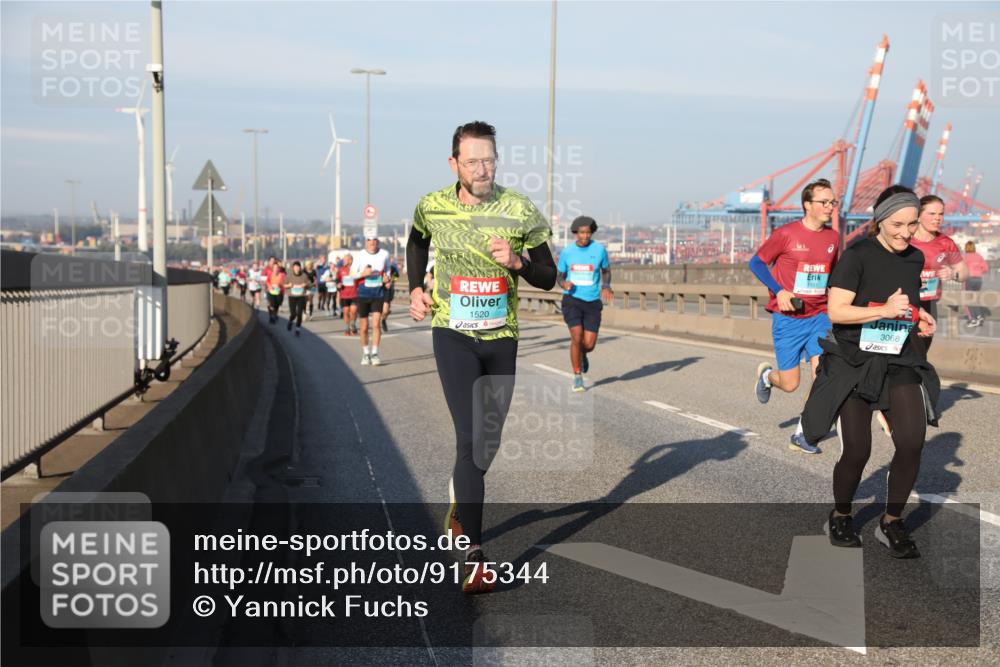 03.10.2025 - Köhlbrandbrückenlauf Yannick Fuchs http://msf.ph/oto/9175344 03.10.2025 08:45:03 Position 2 1520, 3068 meine-sportfotos.de