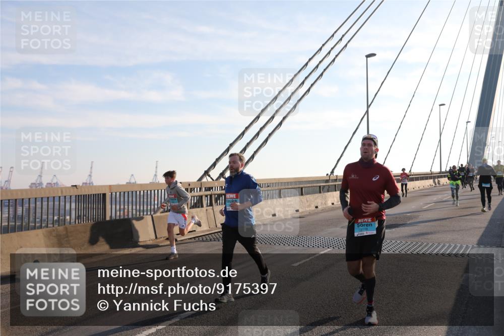 03.10.2025 - Köhlbrandbrückenlauf Yannick Fuchs http://msf.ph/oto/9175397 03.10.2025 08:24:18 Position 1 3118 meine-sportfotos.de