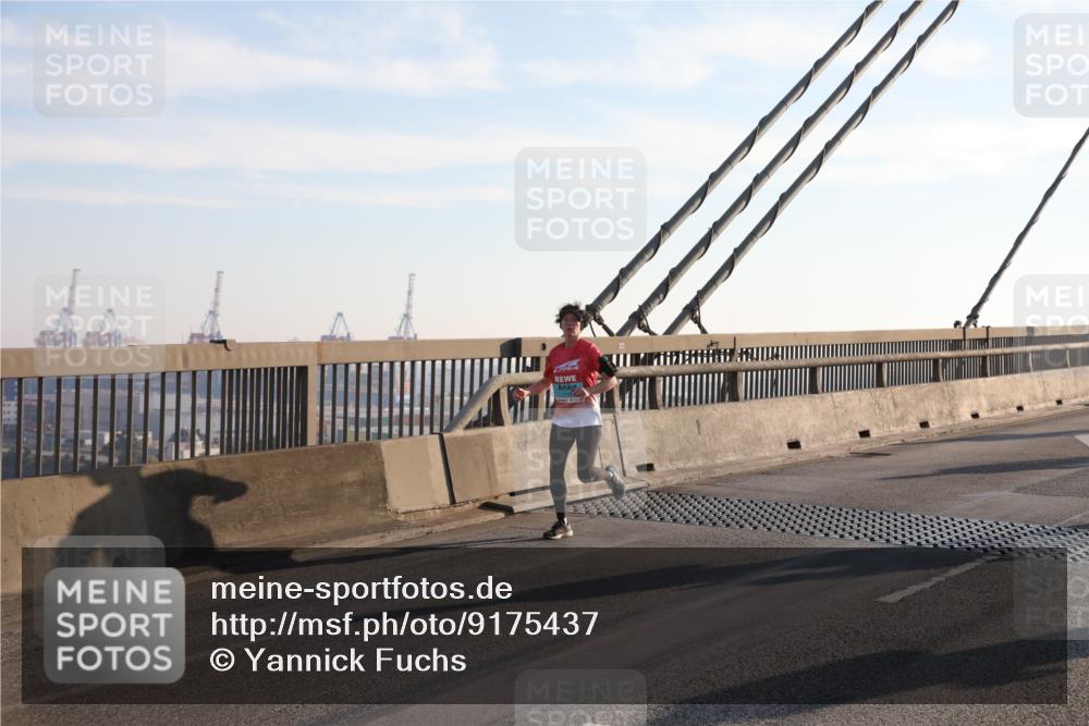 03.10.2025 - Köhlbrandbrückenlauf Yannick Fuchs http://msf.ph/oto/9175437 03.10.2025 08:24:23 Position 1  meine-sportfotos.de