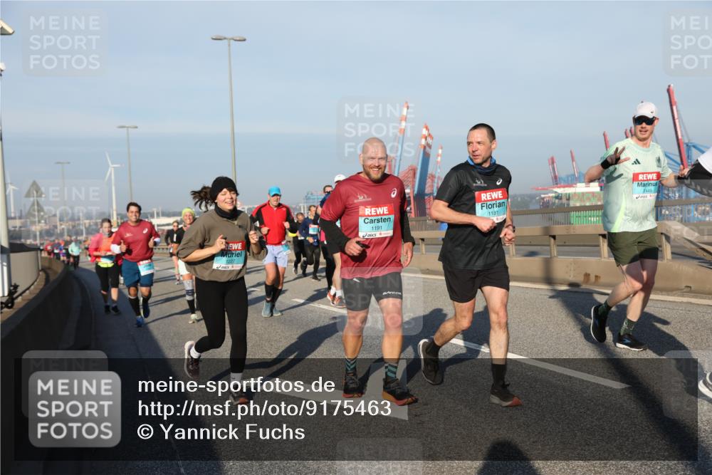 03.10.2025 - Köhlbrandbrückenlauf Yannick Fuchs http://msf.ph/oto/9175463 03.10.2025 08:45:13 Position 2 1227, 1191, 1181, 2449 meine-sportfotos.de