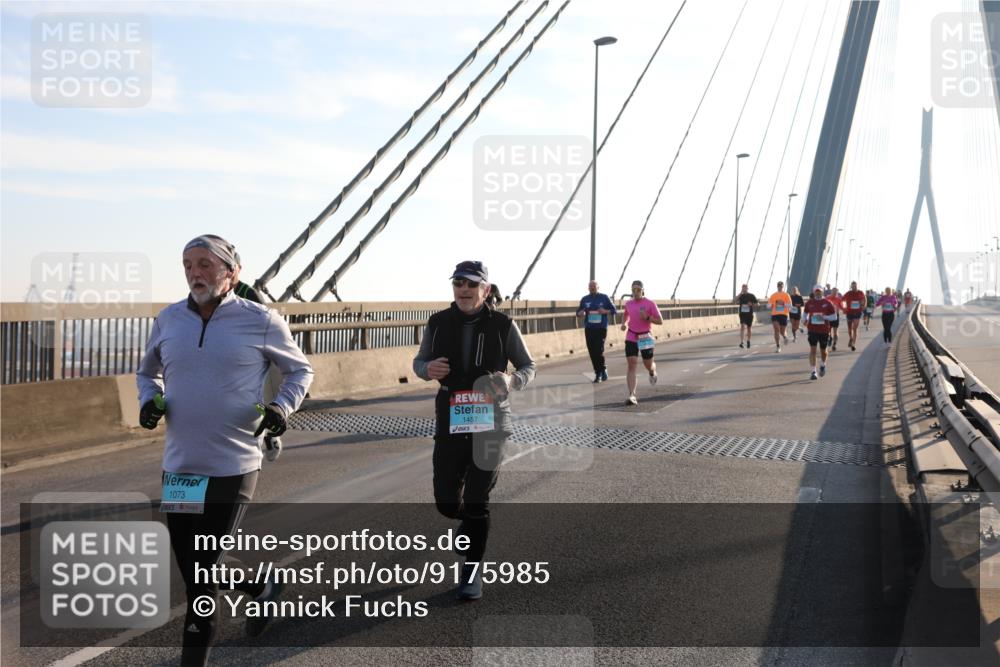 03.10.2025 - Köhlbrandbrückenlauf Yannick Fuchs http://msf.ph/oto/9175985 03.10.2025 08:25:17 Position 1 1073, 1457 meine-sportfotos.de