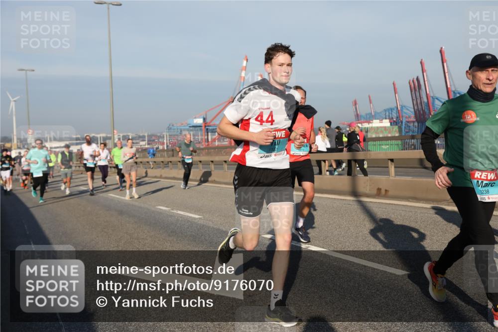 03.10.2025 - Köhlbrandbrückenlauf Yannick Fuchs http://msf.ph/oto/9176070 03.10.2025 08:46:08 Position 2 44, 1151, 3238 meine-sportfotos.de