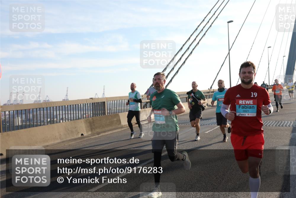 03.10.2025 - Köhlbrandbrückenlauf Yannick Fuchs http://msf.ph/oto/9176283 03.10.2025 08:25:44 Position 1 1105, 19, 3521 meine-sportfotos.de