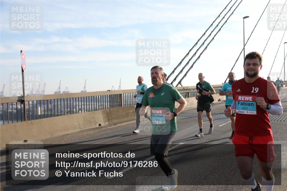 03.10.2025 - Köhlbrandbrückenlauf Yannick Fuchs http://msf.ph/oto/9176286 03.10.2025 08:25:44 Position 1 1105, 19, 3521 meine-sportfotos.de