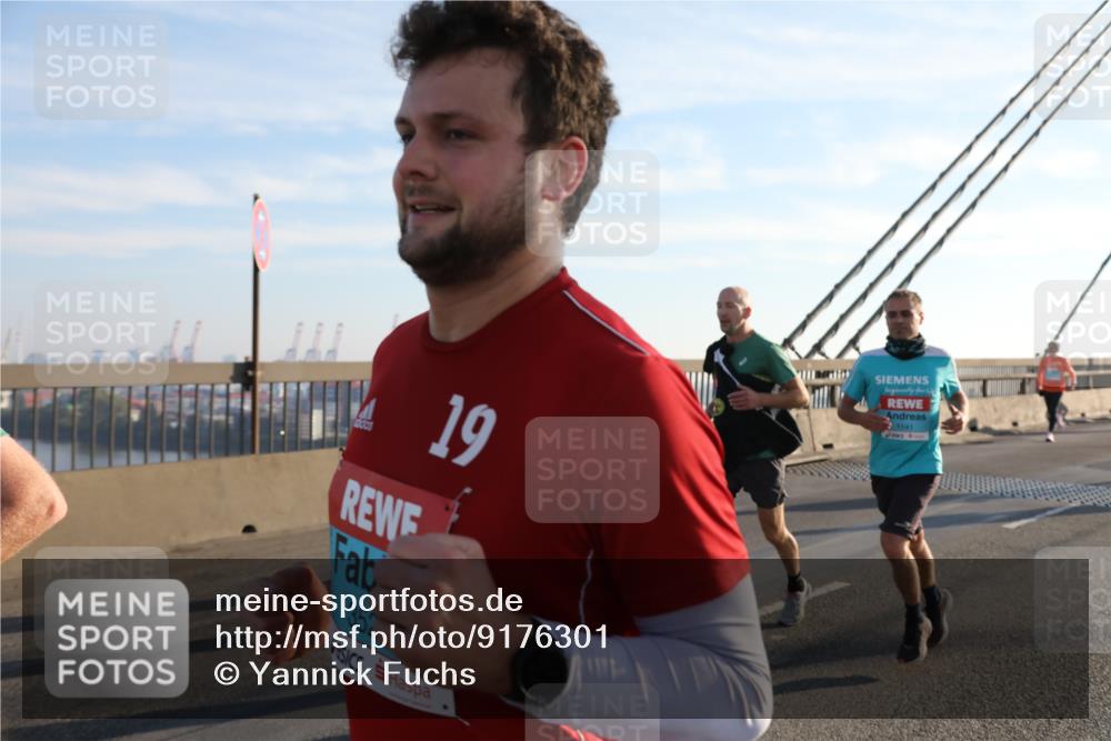 03.10.2025 - Köhlbrandbrückenlauf Yannick Fuchs http://msf.ph/oto/9176301 03.10.2025 08:25:45 Position 1 19, 352, 1141 meine-sportfotos.de