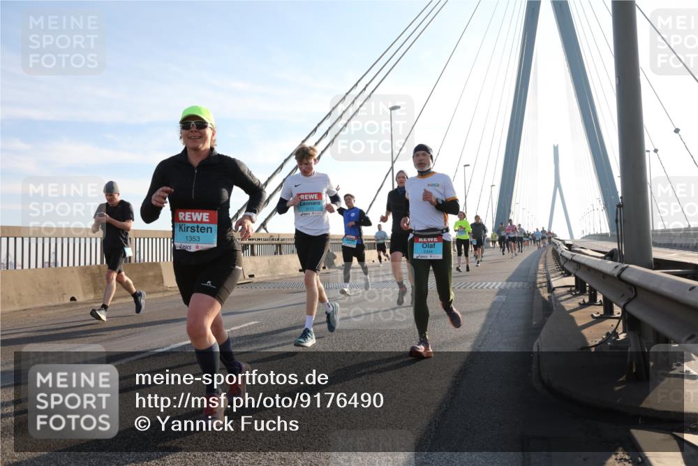 03.10.2025 - Köhlbrandbrückenlauf Yannick Fuchs http://msf.ph/oto/9176490 03.10.2025 08:26:01 Position 1 1353, 3111, 3344 meine-sportfotos.de