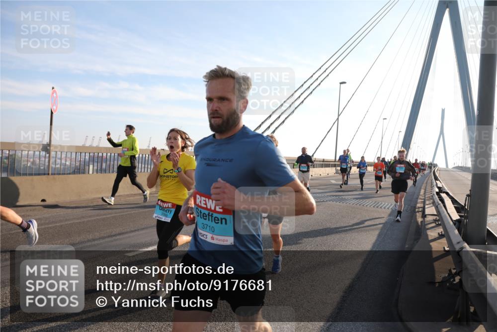 03.10.2025 - Köhlbrandbrückenlauf Yannick Fuchs http://msf.ph/oto/9176681 03.10.2025 08:26:15 Position 1 130, 3333, 3710 meine-sportfotos.de