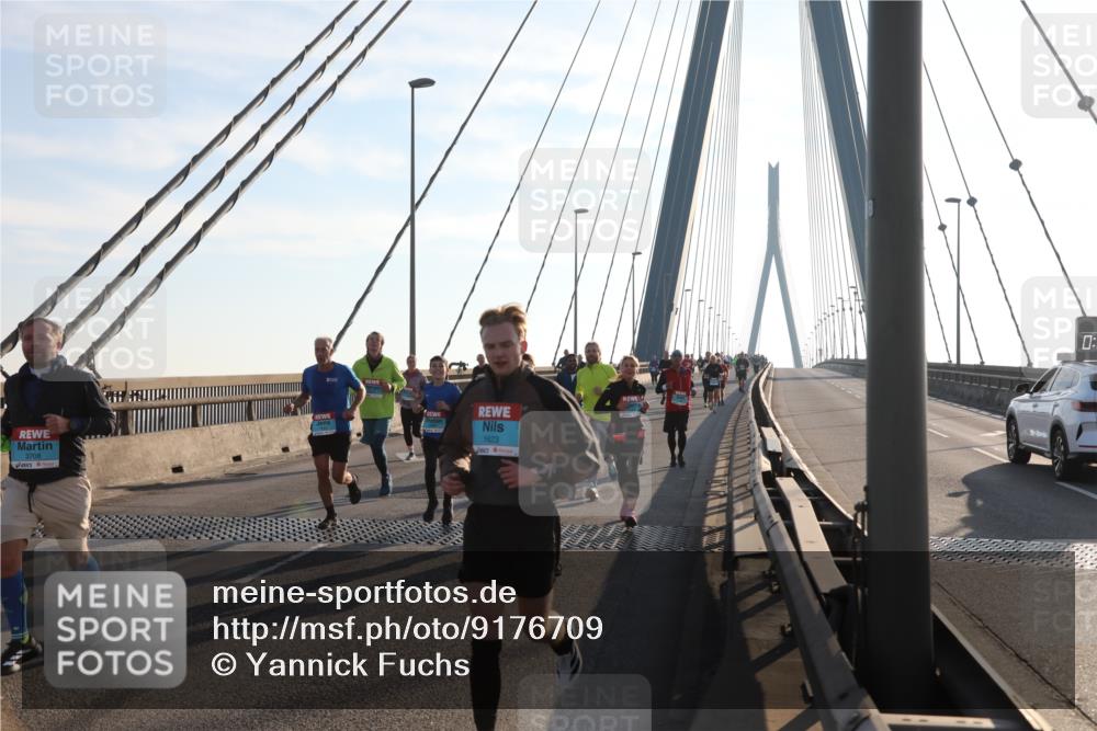 03.10.2025 - Köhlbrandbrückenlauf Yannick Fuchs http://msf.ph/oto/9176709 03.10.2025 08:26:16 Position 1 3708, 1623, 0 meine-sportfotos.de