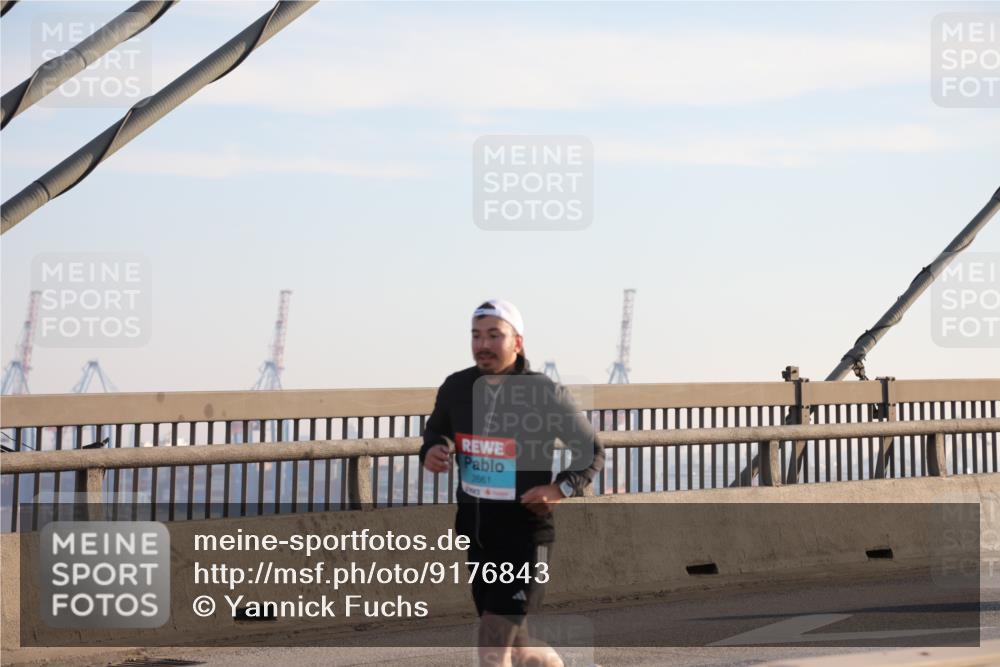 03.10.2025 - Köhlbrandbrückenlauf Yannick Fuchs http://msf.ph/oto/9176843 03.10.2025 08:26:34 Position 1 2661 meine-sportfotos.de