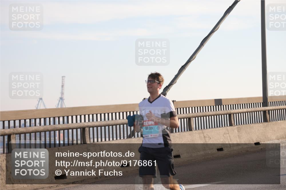03.10.2025 - Köhlbrandbrückenlauf Yannick Fuchs http://msf.ph/oto/9176861 03.10.2025 08:26:37 Position 1 1516 meine-sportfotos.de
