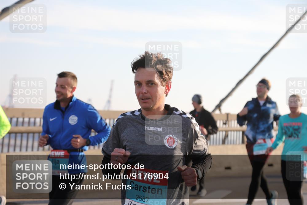 03.10.2025 - Köhlbrandbrückenlauf Yannick Fuchs http://msf.ph/oto/9176904 03.10.2025 08:26:46 Position 1 2944, 2587, 1910 meine-sportfotos.de