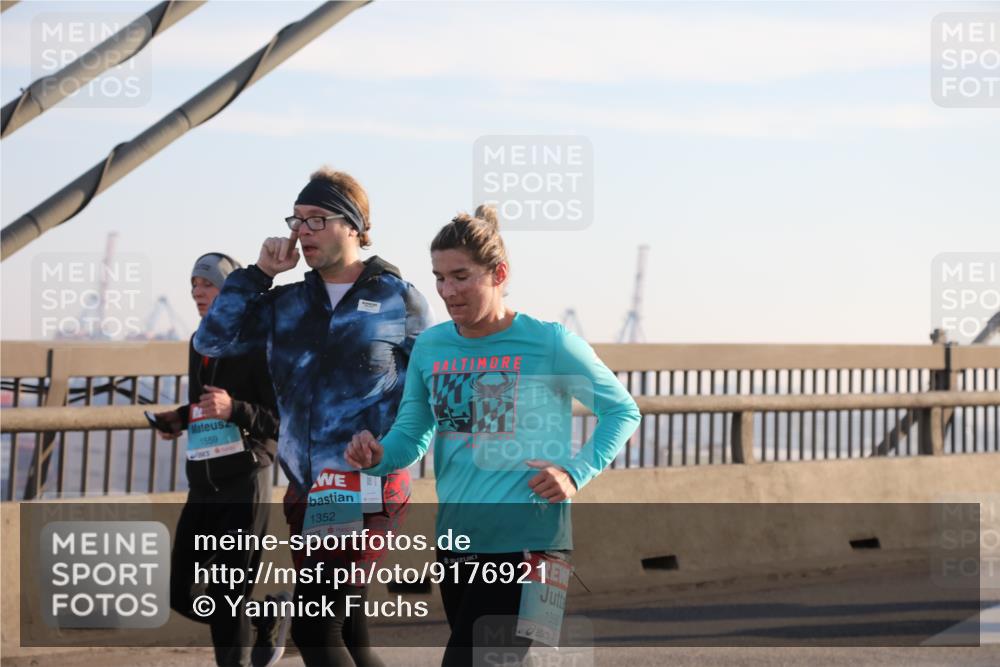 03.10.2025 - Köhlbrandbrückenlauf Yannick Fuchs http://msf.ph/oto/9176921 03.10.2025 08:26:48 Position 1 1559, 1352, 1356 meine-sportfotos.de