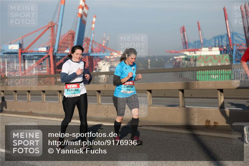 03.10.2025 - Köhlbrandbrückenlauf Yannick Fuchs http://msf.ph/oto/9176936 03.10.2025 08:47:36 Position 2 3665, 3666 meine-sportfotos.de