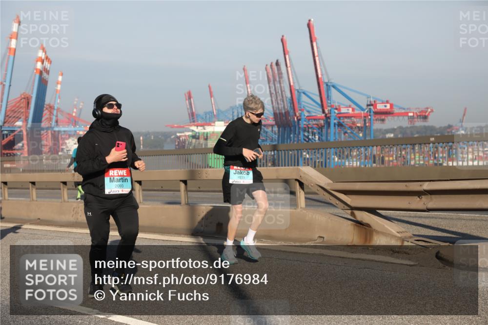 03.10.2025 - Köhlbrandbrückenlauf Yannick Fuchs http://msf.ph/oto/9176984 03.10.2025 08:47:42 Position 2 2093, 1933 meine-sportfotos.de