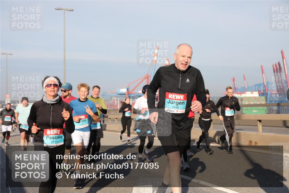 03.10.2025 - Köhlbrandbrückenlauf Yannick Fuchs http://msf.ph/oto/9177095 03.10.2025 08:47:55 Position 2 3126, 1711, 1848 meine-sportfotos.de