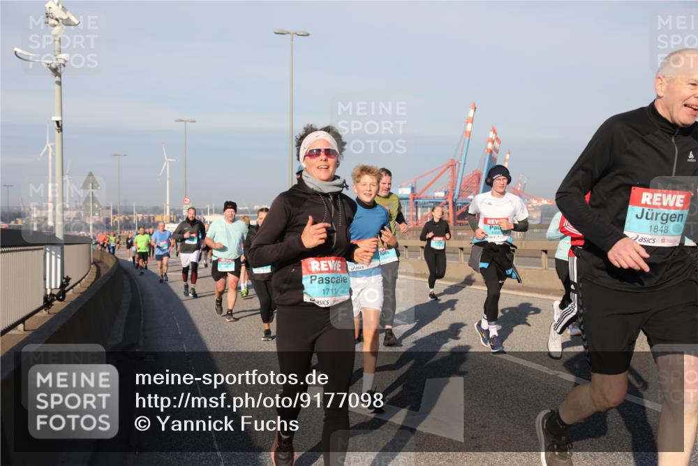 03.10.2025 - Köhlbrandbrückenlauf Yannick Fuchs http://msf.ph/oto/9177098 03.10.2025 08:47:56 Position 2 1711, 1852, 1848 meine-sportfotos.de