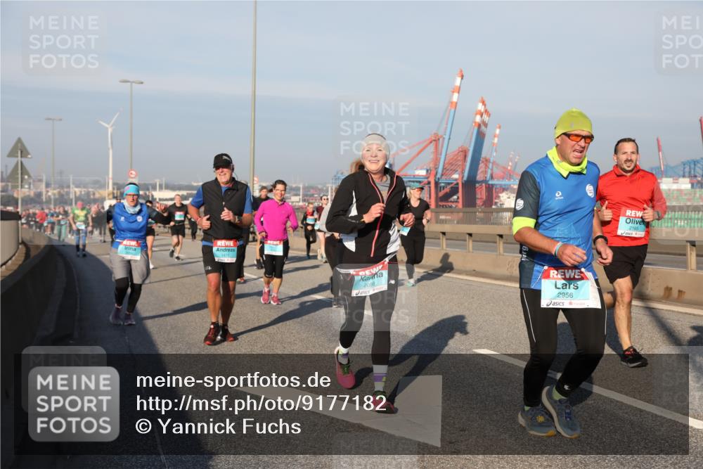 03.10.2025 - Köhlbrandbrückenlauf Yannick Fuchs http://msf.ph/oto/9177182 03.10.2025 08:48:07 Position 2 1471, 2098, 2956, 2165 meine-sportfotos.de