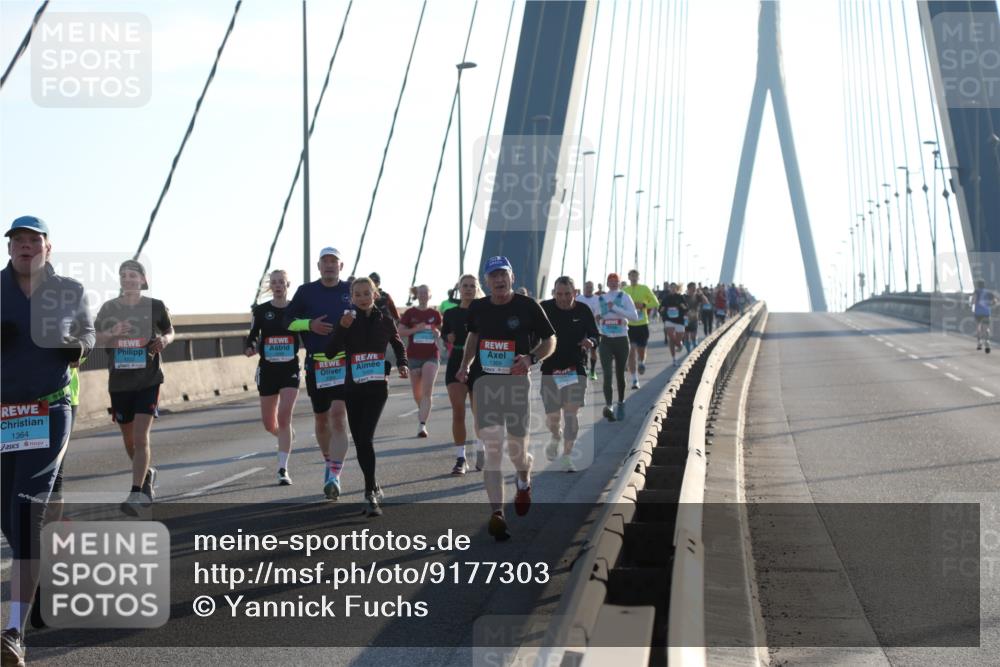 03.10.2025 - Köhlbrandbrückenlauf Yannick Fuchs http://msf.ph/oto/9177303 03.10.2025 08:27:37 Position 1 1364, 1369 meine-sportfotos.de