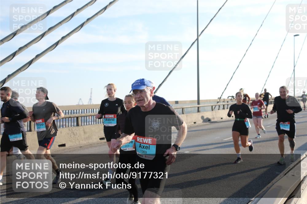 03.10.2025 - Köhlbrandbrückenlauf Yannick Fuchs http://msf.ph/oto/9177321 03.10.2025 08:27:41 Position 1 2698, 3409, 1369 meine-sportfotos.de