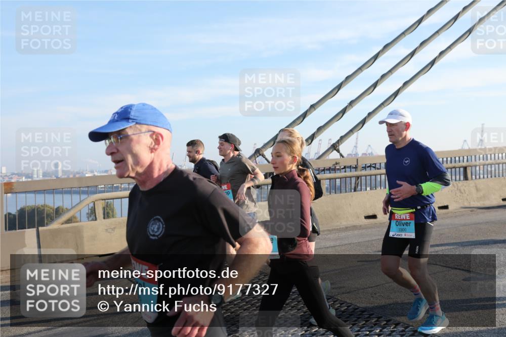 03.10.2025 - Köhlbrandbrückenlauf Yannick Fuchs http://msf.ph/oto/9177327 03.10.2025 08:27:42 Position 1 3300 meine-sportfotos.de