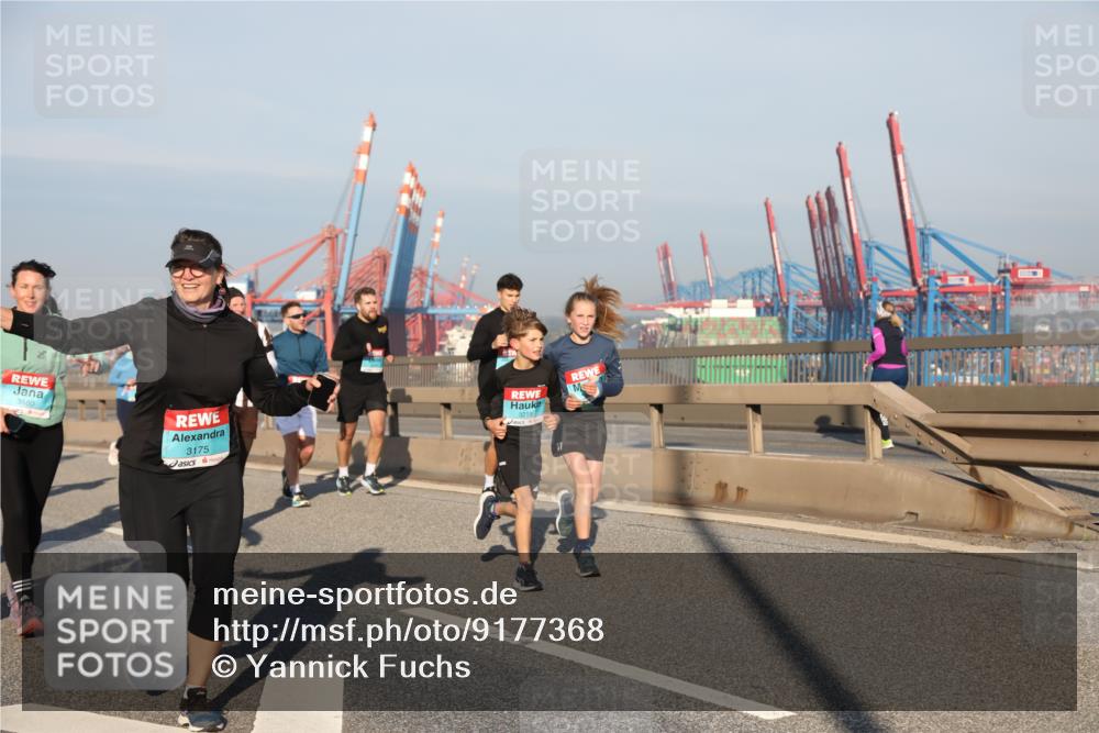 03.10.2025 - Köhlbrandbrückenlauf Yannick Fuchs http://msf.ph/oto/9177368 03.10.2025 08:48:24 Position 2 3580, 3175, 3219 meine-sportfotos.de