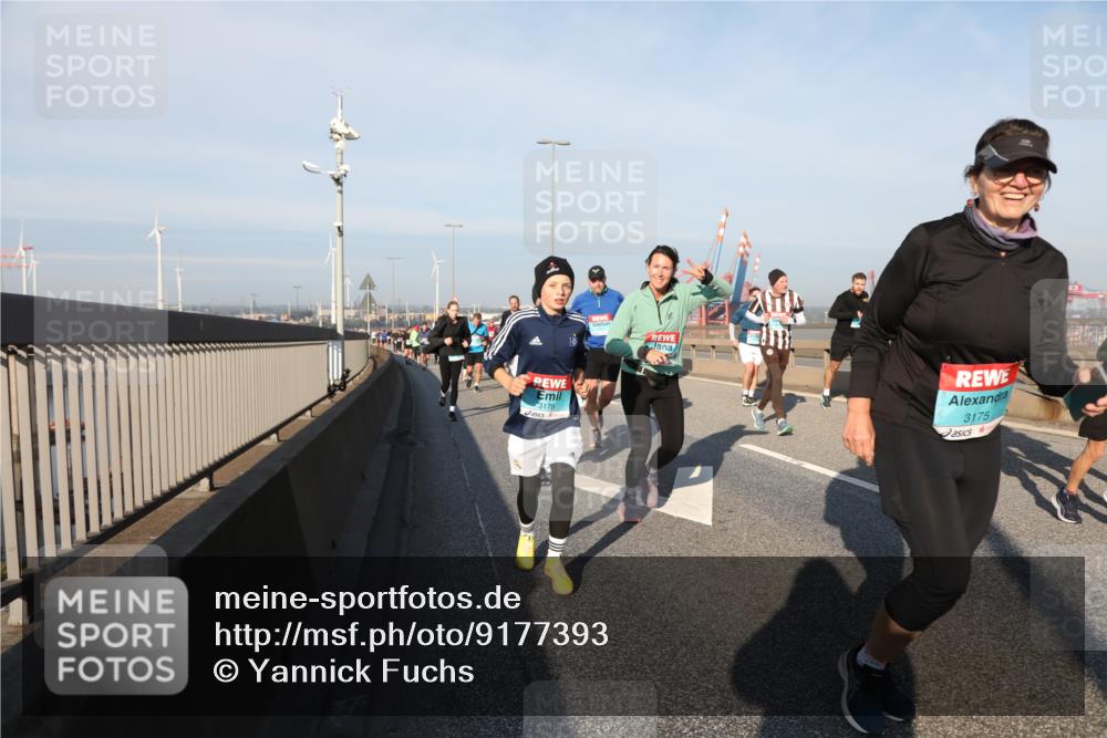 03.10.2025 - Köhlbrandbrückenlauf Yannick Fuchs http://msf.ph/oto/9177393 03.10.2025 08:48:26 Position 2 3178, 3175 meine-sportfotos.de