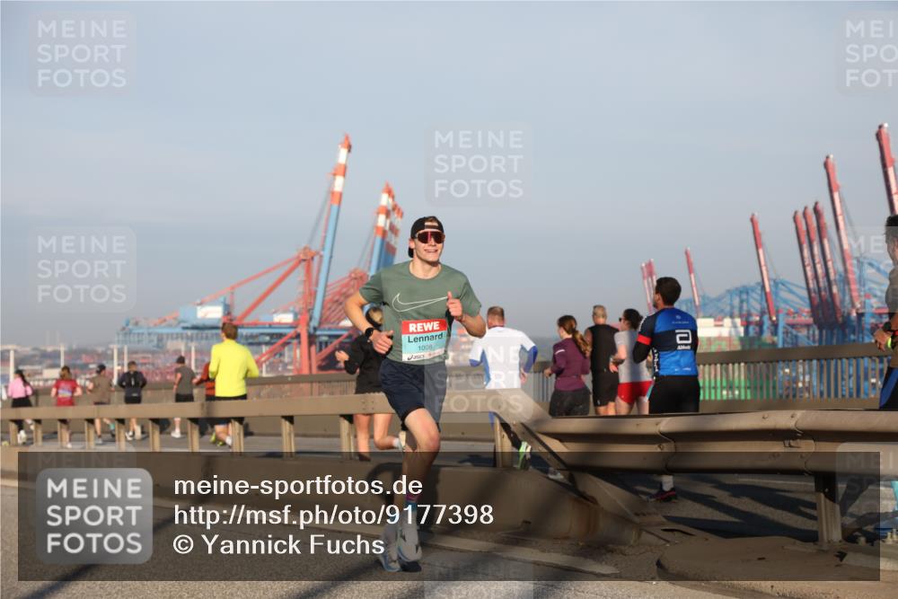 03.10.2025 - Köhlbrandbrückenlauf Yannick Fuchs http://msf.ph/oto/9177398 03.10.2025 08:27:55 Position 1 1008 meine-sportfotos.de