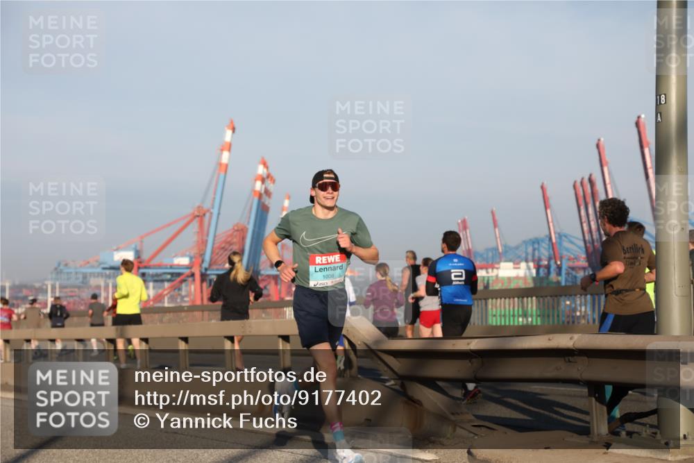 03.10.2025 - Köhlbrandbrückenlauf Yannick Fuchs http://msf.ph/oto/9177402 03.10.2025 08:27:55 Position 1 1008, 75, 18 meine-sportfotos.de