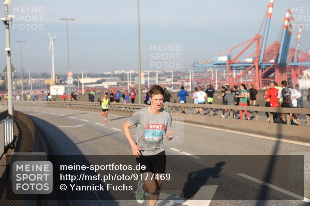 03.10.2025 - Köhlbrandbrückenlauf Yannick Fuchs http://msf.ph/oto/9177469 03.10.2025 08:28:22 Position 1 3782 meine-sportfotos.de