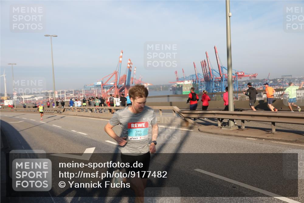 03.10.2025 - Köhlbrandbrückenlauf Yannick Fuchs http://msf.ph/oto/9177482 03.10.2025 08:28:23 Position 1 3782 meine-sportfotos.de