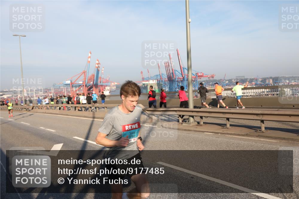 03.10.2025 - Köhlbrandbrückenlauf Yannick Fuchs http://msf.ph/oto/9177485 03.10.2025 08:28:24 Position 1 3782 meine-sportfotos.de