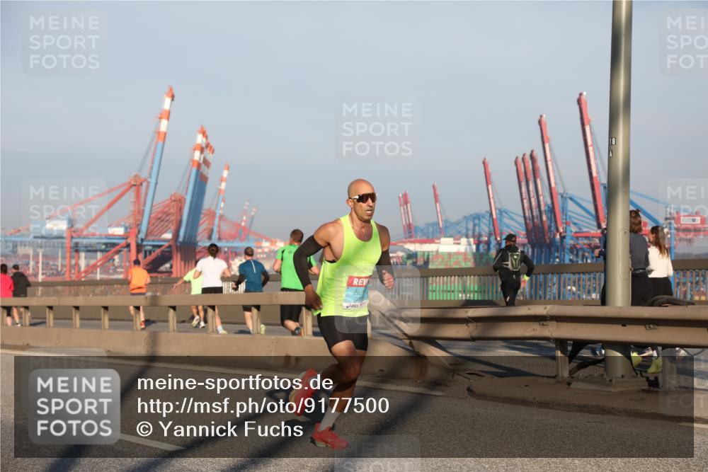 03.10.2025 - Köhlbrandbrückenlauf Yannick Fuchs http://msf.ph/oto/9177500 03.10.2025 08:28:30 Position 1 18 meine-sportfotos.de