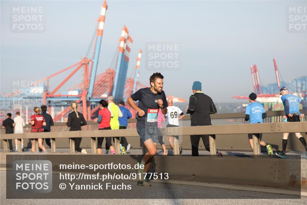 03.10.2025 - Köhlbrandbrückenlauf Yannick Fuchs http://msf.ph/oto/9177513 03.10.2025 08:28:50 Position 1 3760, 69, 2018 meine-sportfotos.de
