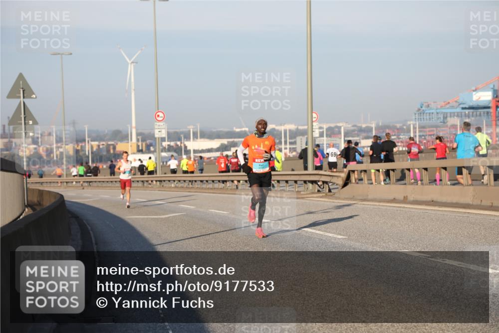03.10.2025 - Köhlbrandbrückenlauf Yannick Fuchs http://msf.ph/oto/9177533 03.10.2025 08:28:58 Position 1 69 meine-sportfotos.de
