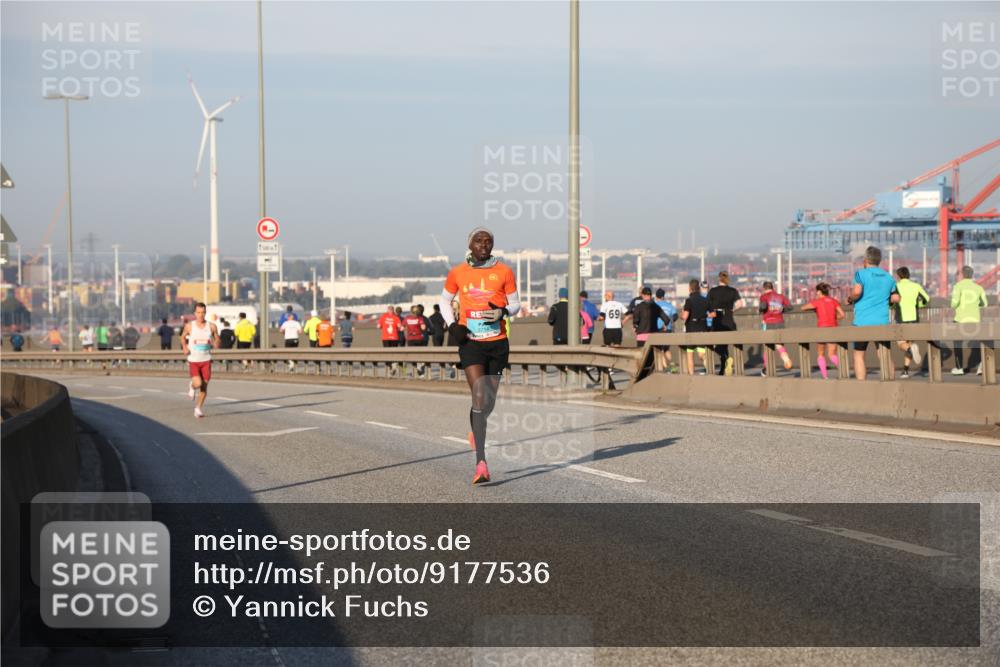 03.10.2025 - Köhlbrandbrückenlauf Yannick Fuchs http://msf.ph/oto/9177536 03.10.2025 08:28:58 Position 1 69 meine-sportfotos.de