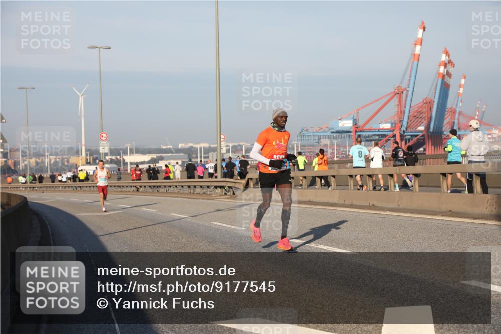 03.10.2025 - Köhlbrandbrückenlauf Yannick Fuchs http://msf.ph/oto/9177545 03.10.2025 08:29:00 Position 1 69 meine-sportfotos.de