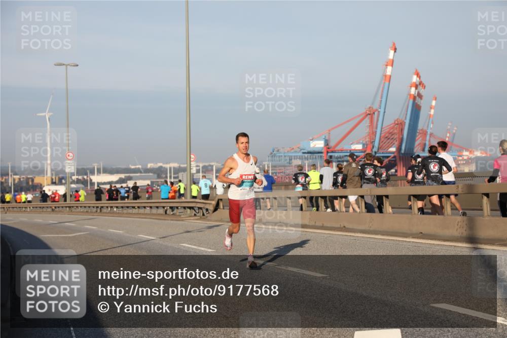 03.10.2025 - Köhlbrandbrückenlauf Yannick Fuchs http://msf.ph/oto/9177568 03.10.2025 08:29:05 Position 1 1013 meine-sportfotos.de