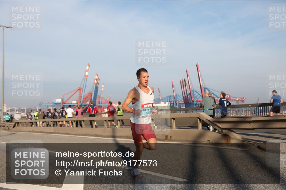 03.10.2025 - Köhlbrandbrückenlauf Yannick Fuchs http://msf.ph/oto/9177573 03.10.2025 08:29:07 Position 1 1013 meine-sportfotos.de
