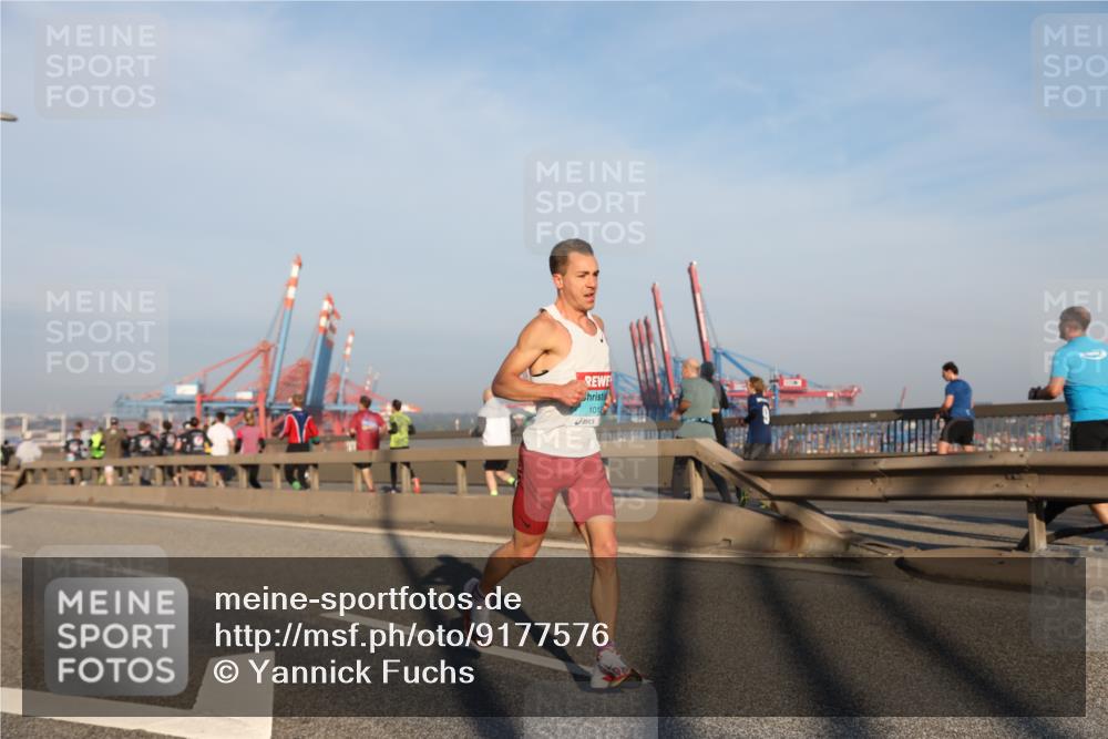 03.10.2025 - Köhlbrandbrückenlauf Yannick Fuchs http://msf.ph/oto/9177576 03.10.2025 08:29:07 Position 1 1018 meine-sportfotos.de
