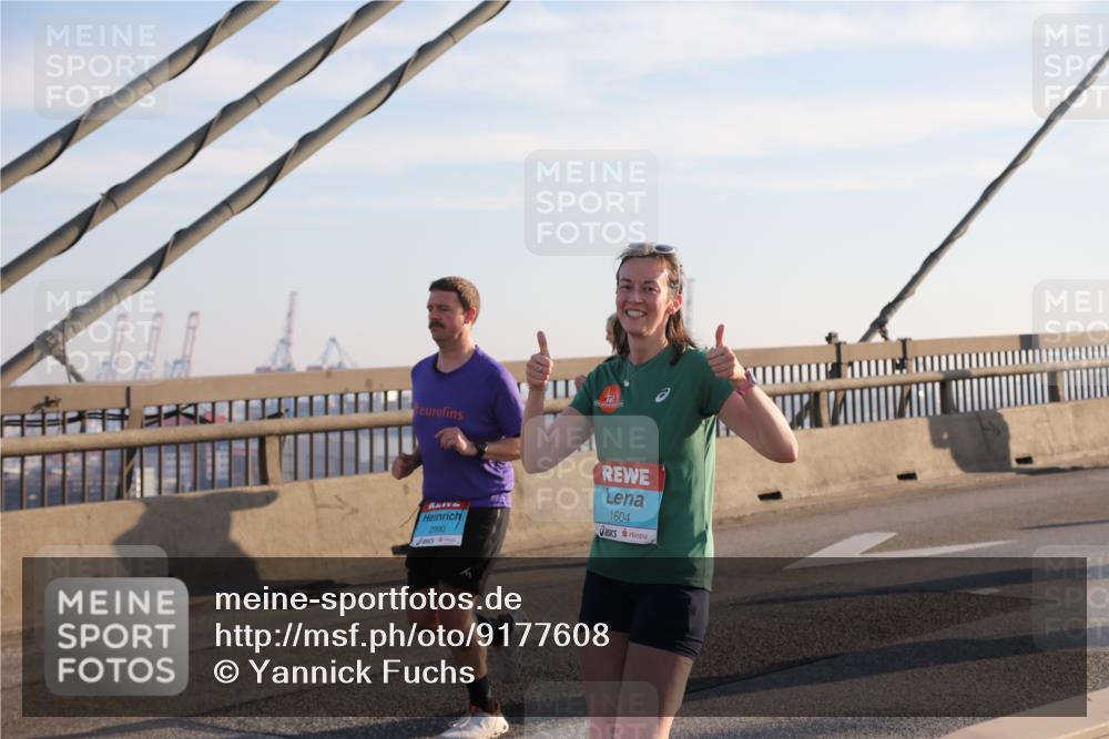 03.10.2025 - Köhlbrandbrückenlauf Yannick Fuchs http://msf.ph/oto/9177608 03.10.2025 08:29:33 Position 1 2990, 1604 meine-sportfotos.de