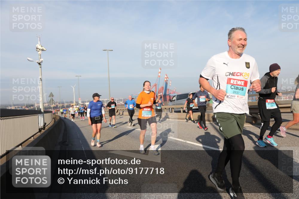 03.10.2025 - Köhlbrandbrückenlauf Yannick Fuchs http://msf.ph/oto/9177718 03.10.2025 08:48:59 Position 2 1691, 24, 2837 meine-sportfotos.de