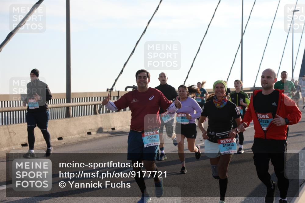 03.10.2025 - Köhlbrandbrückenlauf Yannick Fuchs http://msf.ph/oto/9177721 03.10.2025 08:29:44 Position 1 2964, 1521, 1093, 1962 meine-sportfotos.de