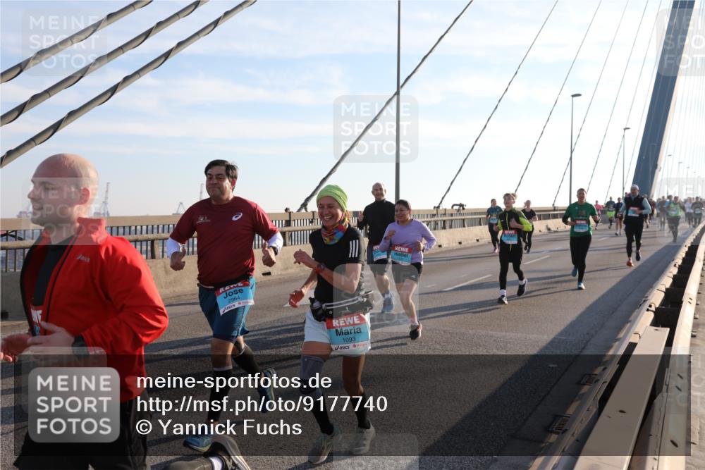 03.10.2025 - Köhlbrandbrückenlauf Yannick Fuchs http://msf.ph/oto/9177740 03.10.2025 08:29:45 Position 1 2964, 1093, 1521 meine-sportfotos.de