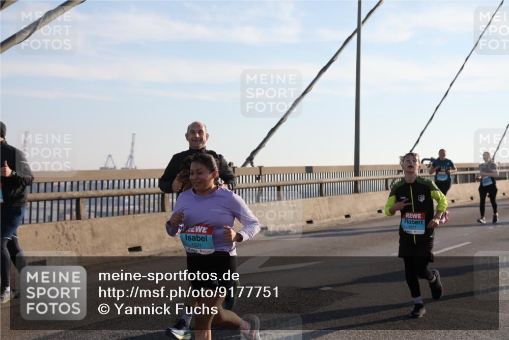 03.10.2025 - Köhlbrandbrückenlauf Yannick Fuchs http://msf.ph/oto/9177751 03.10.2025 08:29:46 Position 1 1521, 3371 meine-sportfotos.de