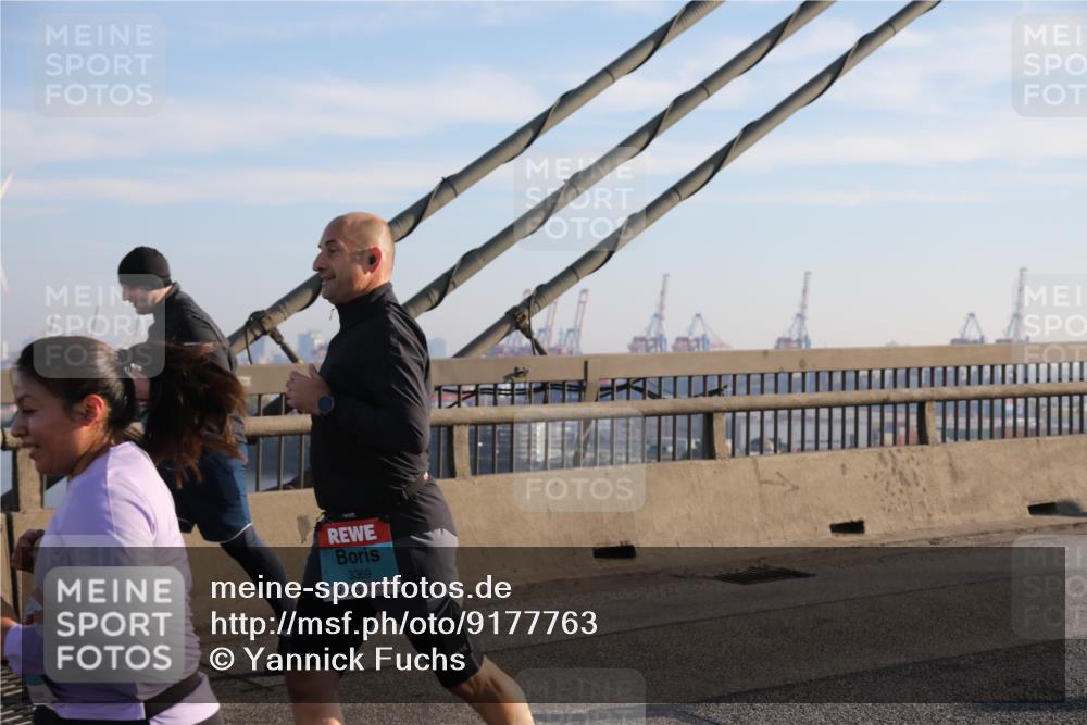 03.10.2025 - Köhlbrandbrückenlauf Yannick Fuchs http://msf.ph/oto/9177763 03.10.2025 08:29:47 Position 1 3369 meine-sportfotos.de