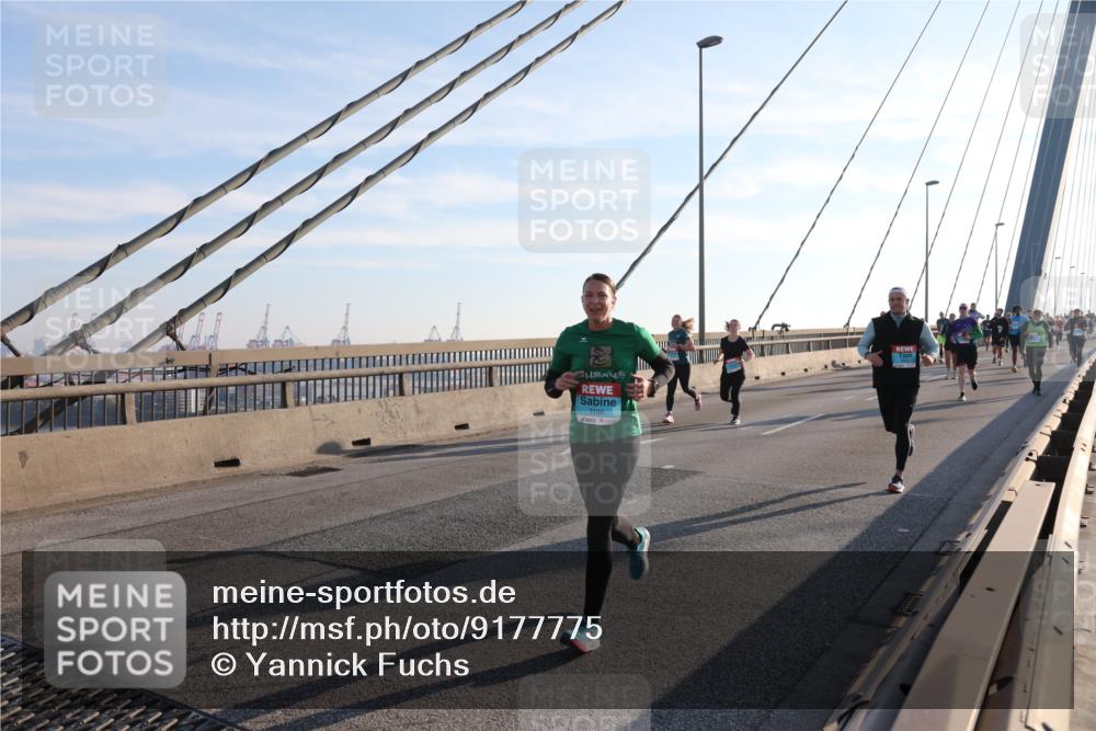03.10.2025 - Köhlbrandbrückenlauf Yannick Fuchs http://msf.ph/oto/9177775 03.10.2025 08:29:48 Position 1 3186 meine-sportfotos.de