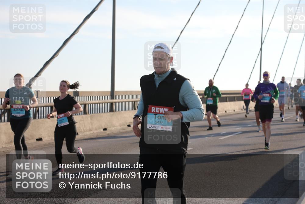 03.10.2025 - Köhlbrandbrückenlauf Yannick Fuchs http://msf.ph/oto/9177786 03.10.2025 08:29:49 Position 1 2025, 1460, 3724, 3435 meine-sportfotos.de