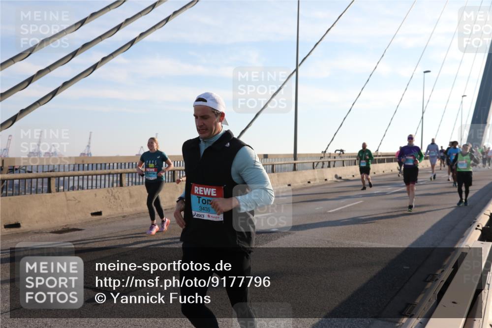 03.10.2025 - Köhlbrandbrückenlauf Yannick Fuchs http://msf.ph/oto/9177796 03.10.2025 08:29:50 Position 1 3435 meine-sportfotos.de
