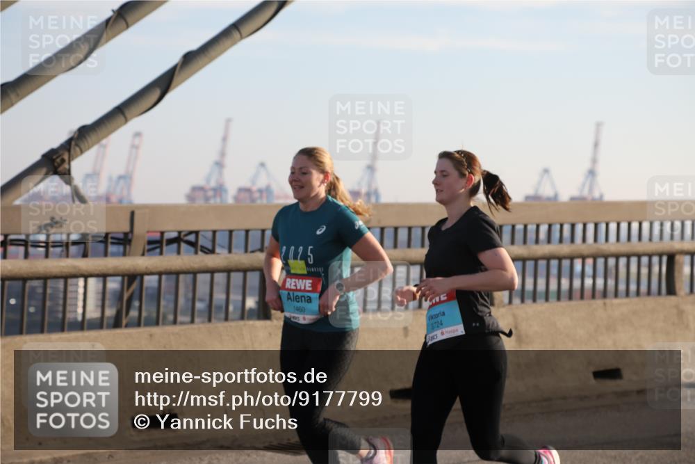 03.10.2025 - Köhlbrandbrückenlauf Yannick Fuchs http://msf.ph/oto/9177799 03.10.2025 08:29:50 Position 1 2025, 1460, 3724 meine-sportfotos.de